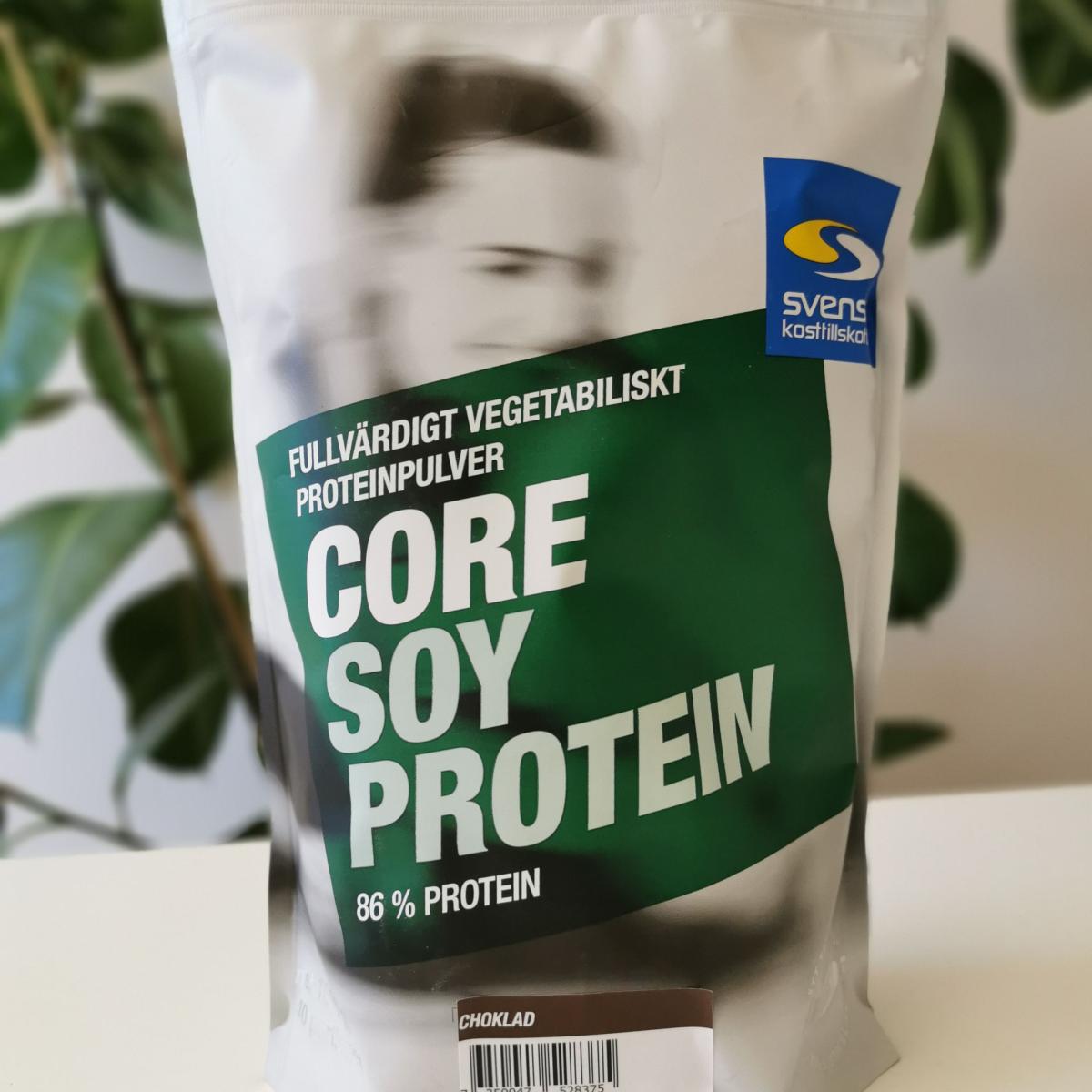 Öppnad påse Core Soy Protein med skopa i pulvret, taget under vårt test