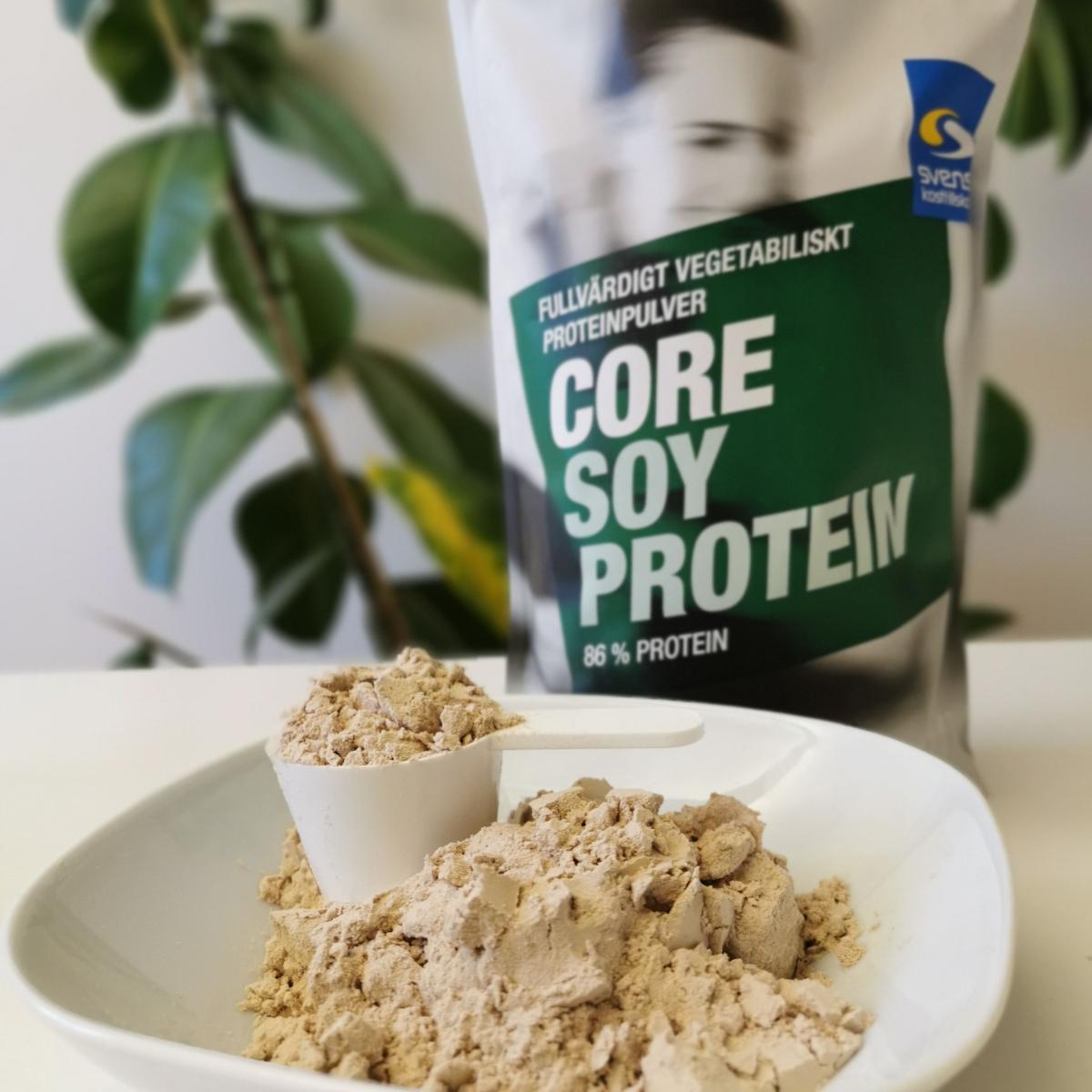 Närbild på Core Soy Protein-pulver och skopa, foto från vårt test