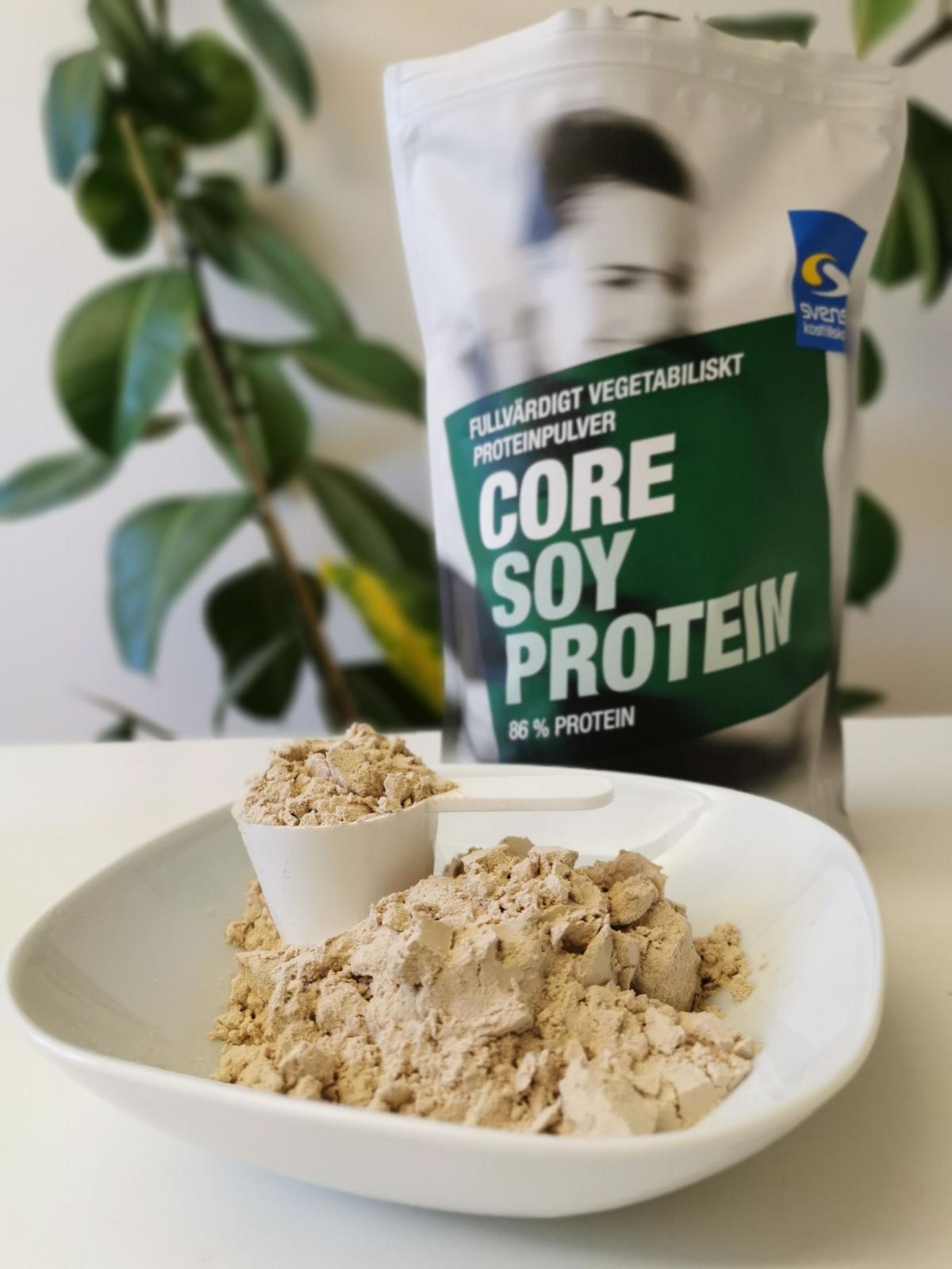 Närbild på Core Soy Protein-pulver och skopa, foto från vårt test