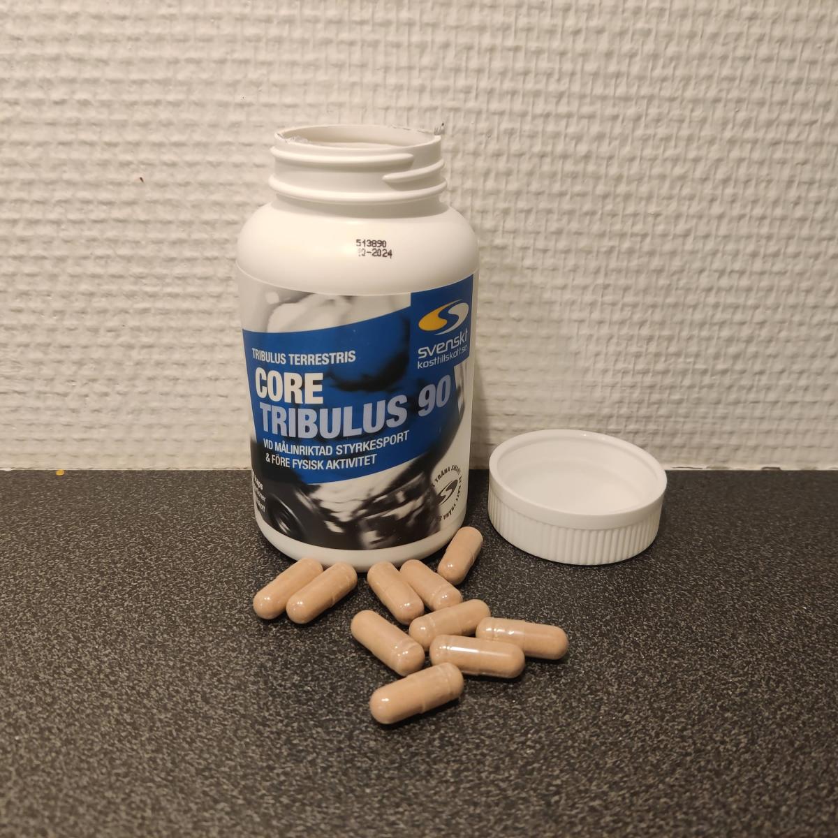 Öppen burk med Core Tribulus 90 och kapslar på köksbänken, foto från vårt test