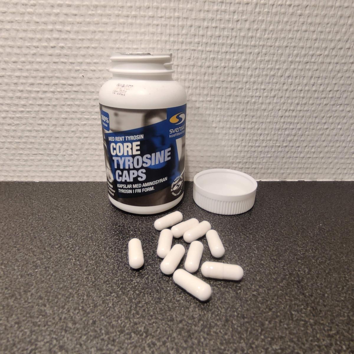 Upphällda Core Tyrosine-kapslar på köksbänken, egen bild från testet
