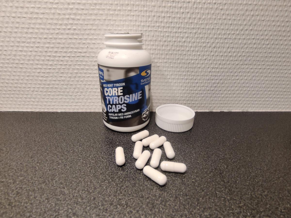 Upphällda Core Tyrosine-kapslar på köksbänken, egen bild från testet