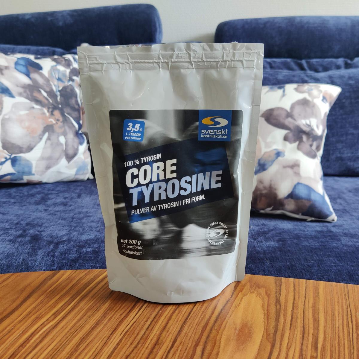 Core Tyrosine på soffbord under vårt test, 100% L-tyrosin i påse
