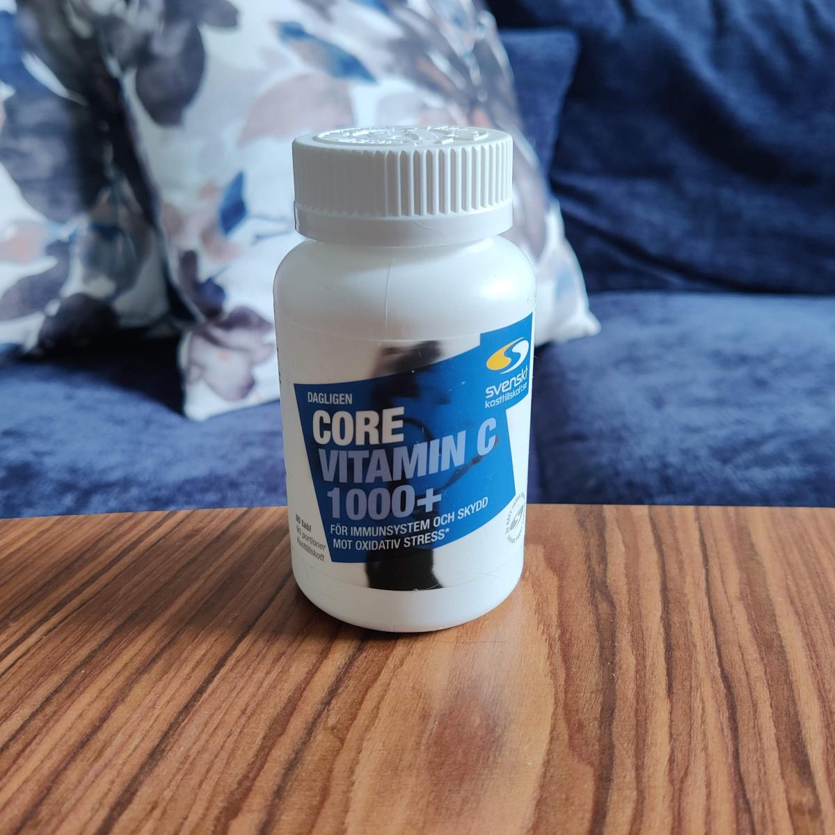 Core Vitamin C med svensk flagga och produktinfo på sidan