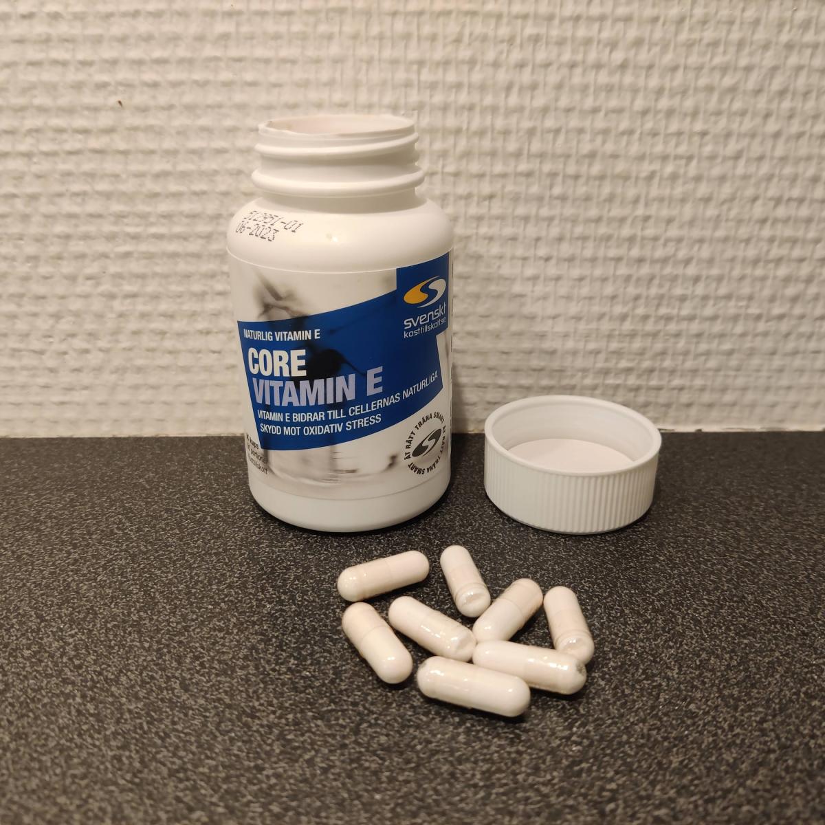 Core Vitamin E burk med flera kapslar intill, foto taget av oss