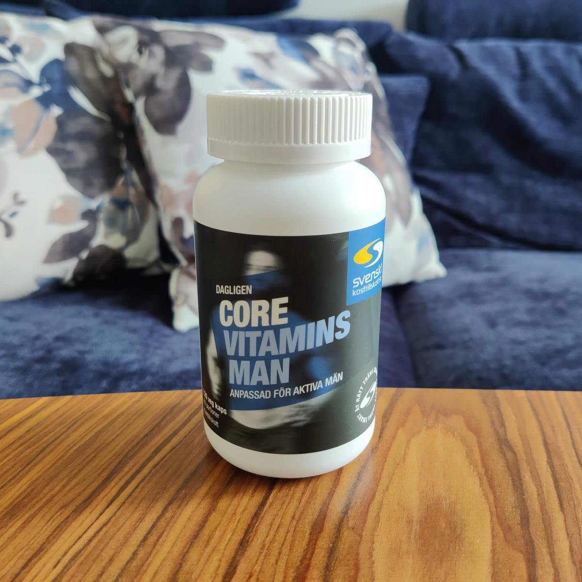 Core Vitamins Man på soffbord hemma i vardagsmiljö, foto taget av oss