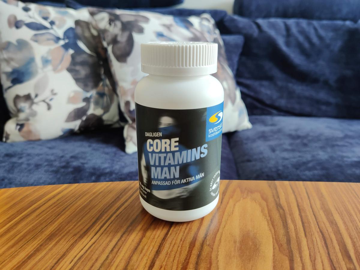 Core Vitamins Man på soffbord hemma i vardagsmiljö, foto taget av oss