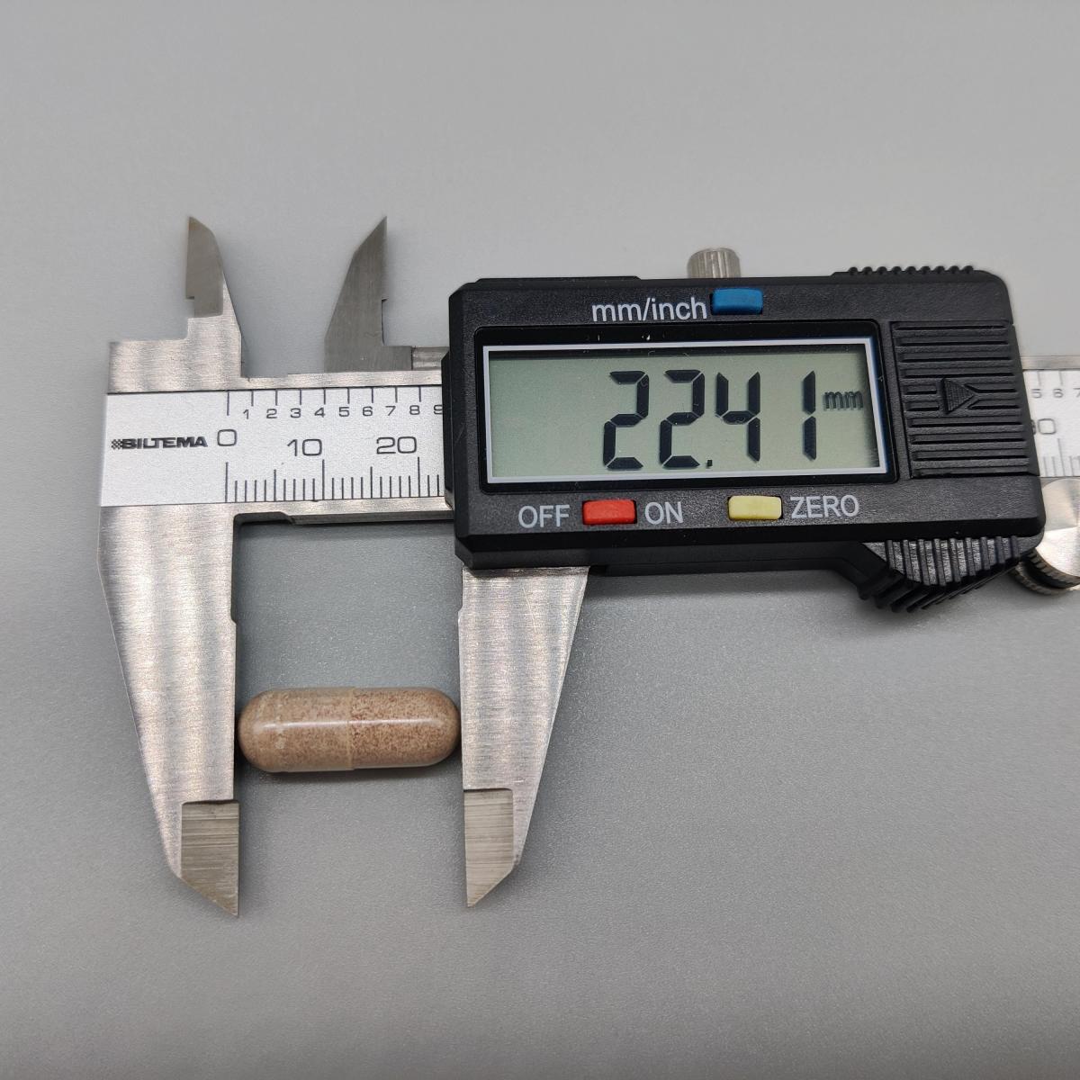 Kapsel från Core Vitamins Man mätt med skjutmått 22,41 mm, taget av oss