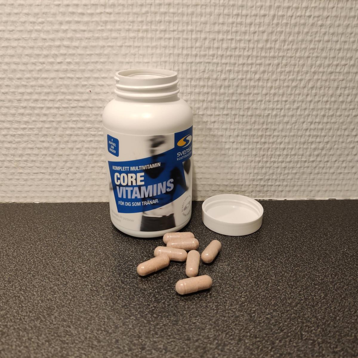Core Vitamins öppnad med kapslar på bänk, fotad av oss i testet