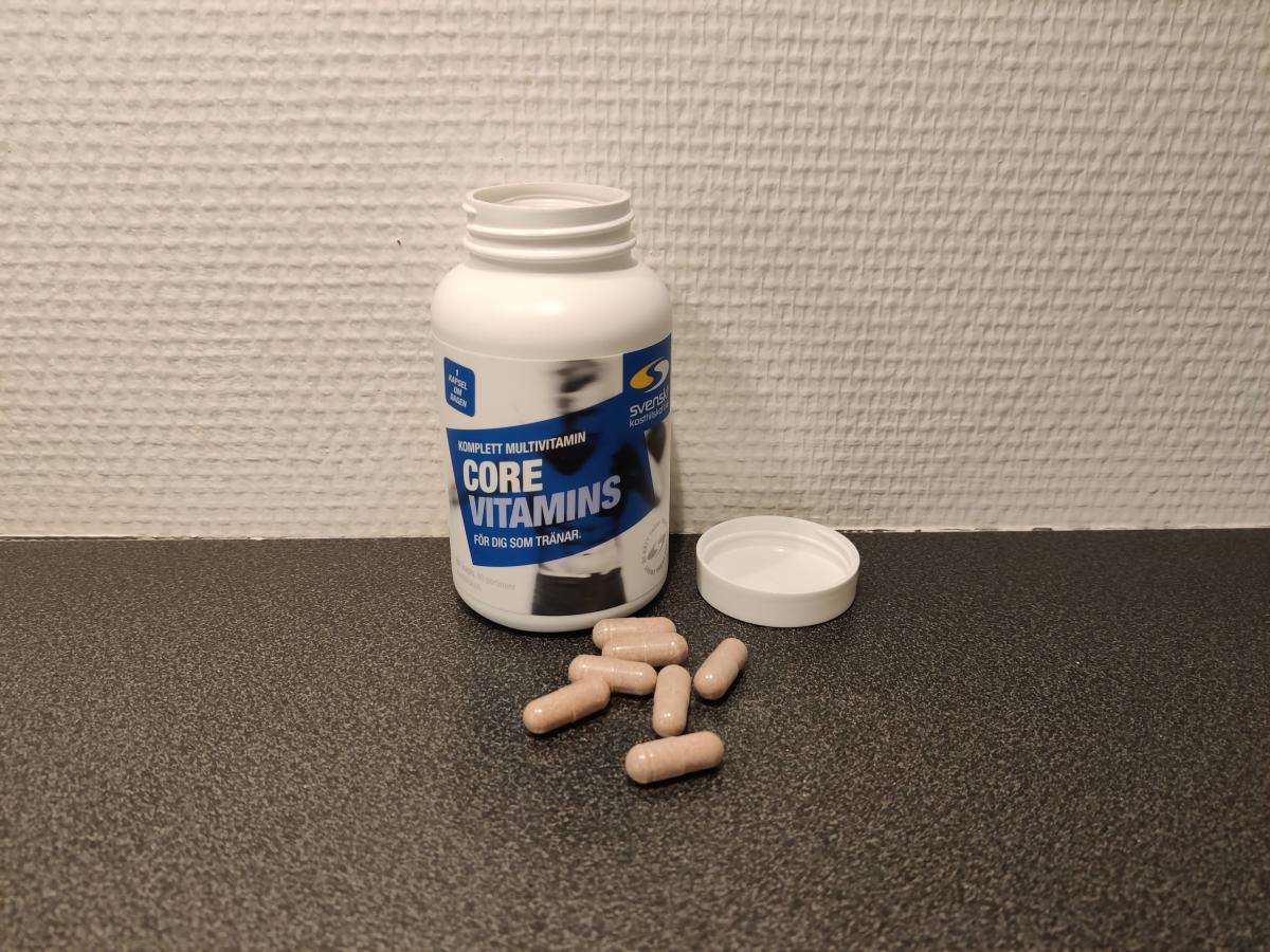 Core Vitamins öppnad med kapslar på bänk, fotad av oss i testet