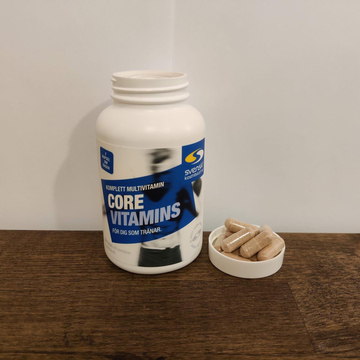 Core Vitamins på träbord med kapslar intill locket, vår testbild