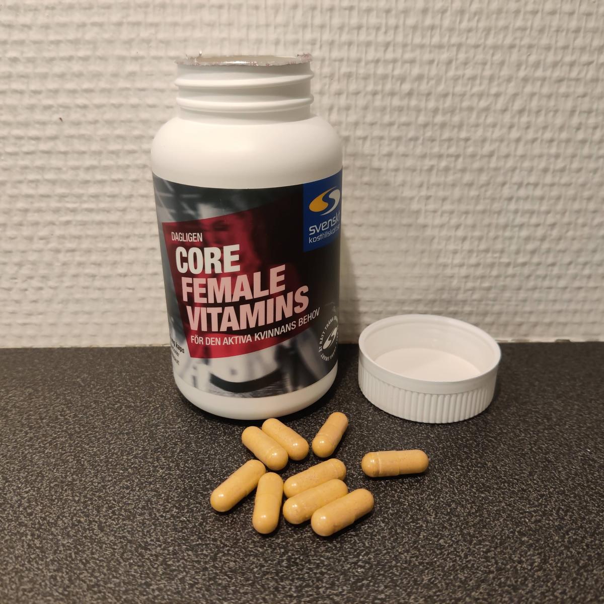 Core Vitamins Woman burk öppnad med kapslar på bänken, foto taget av oss under testperioden