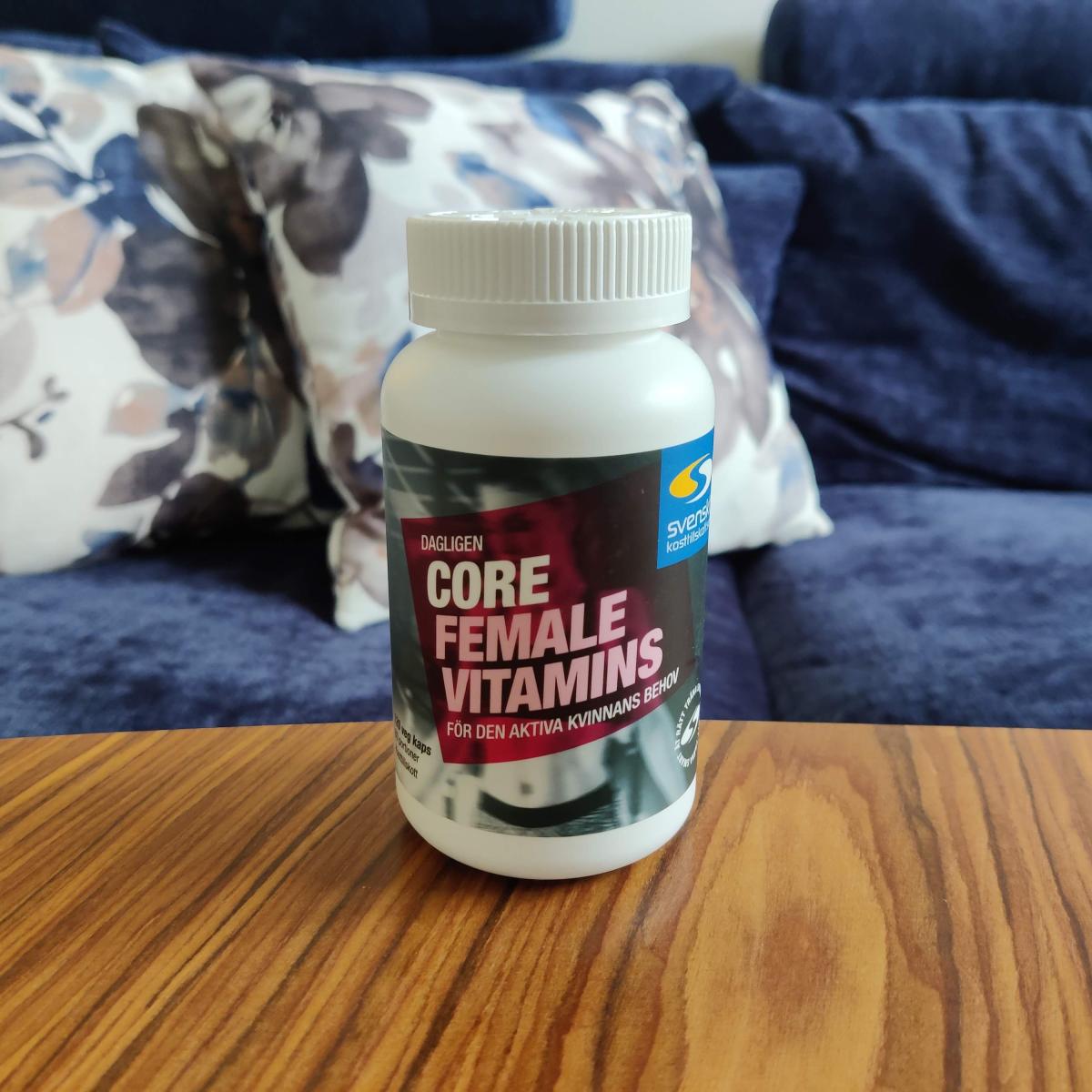 Core Vitamins Woman i vardagsrummet nära vår frukostrutin