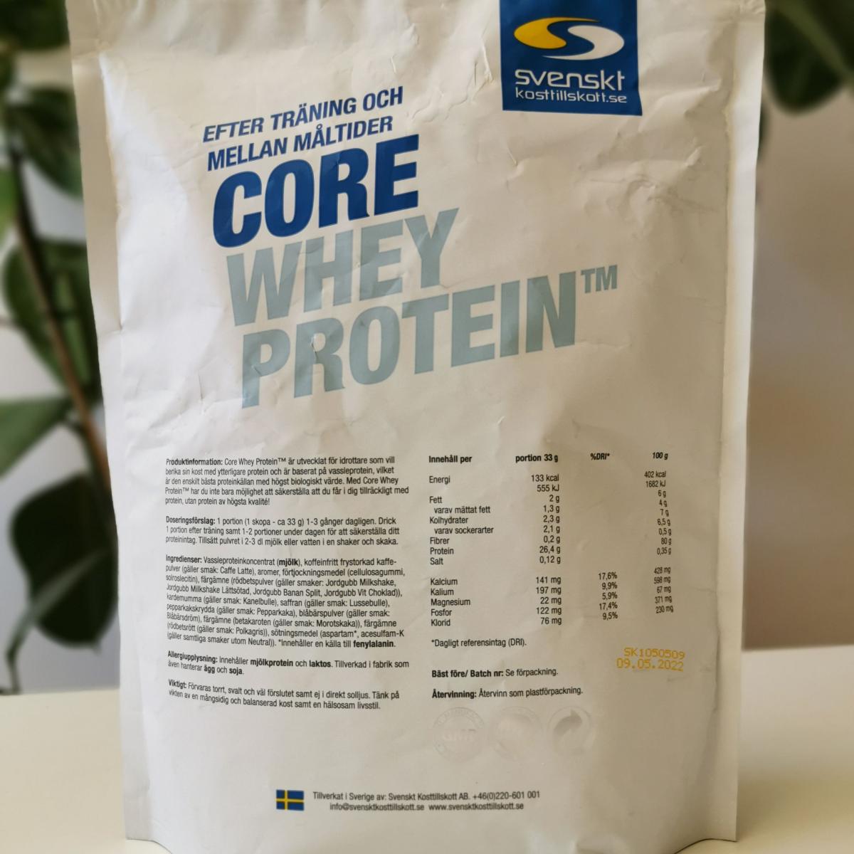 Baksida Core Whey Protein med doseringsråd och svensk tillverkning, vårt foto