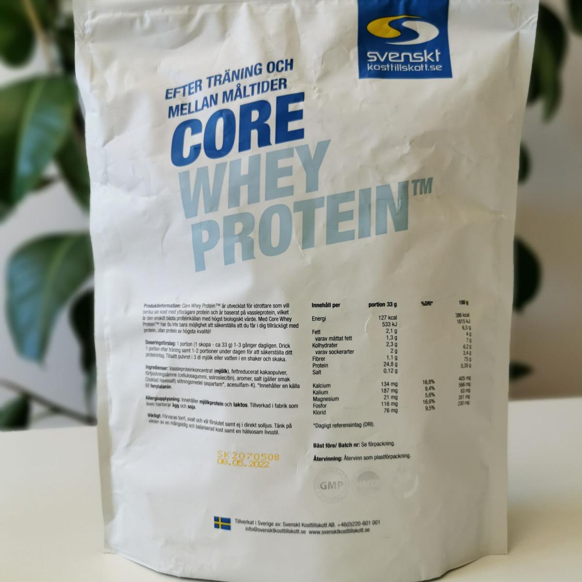 Baksida Core Whey Protein med näringstabell och ingredienser, fotograferat av oss