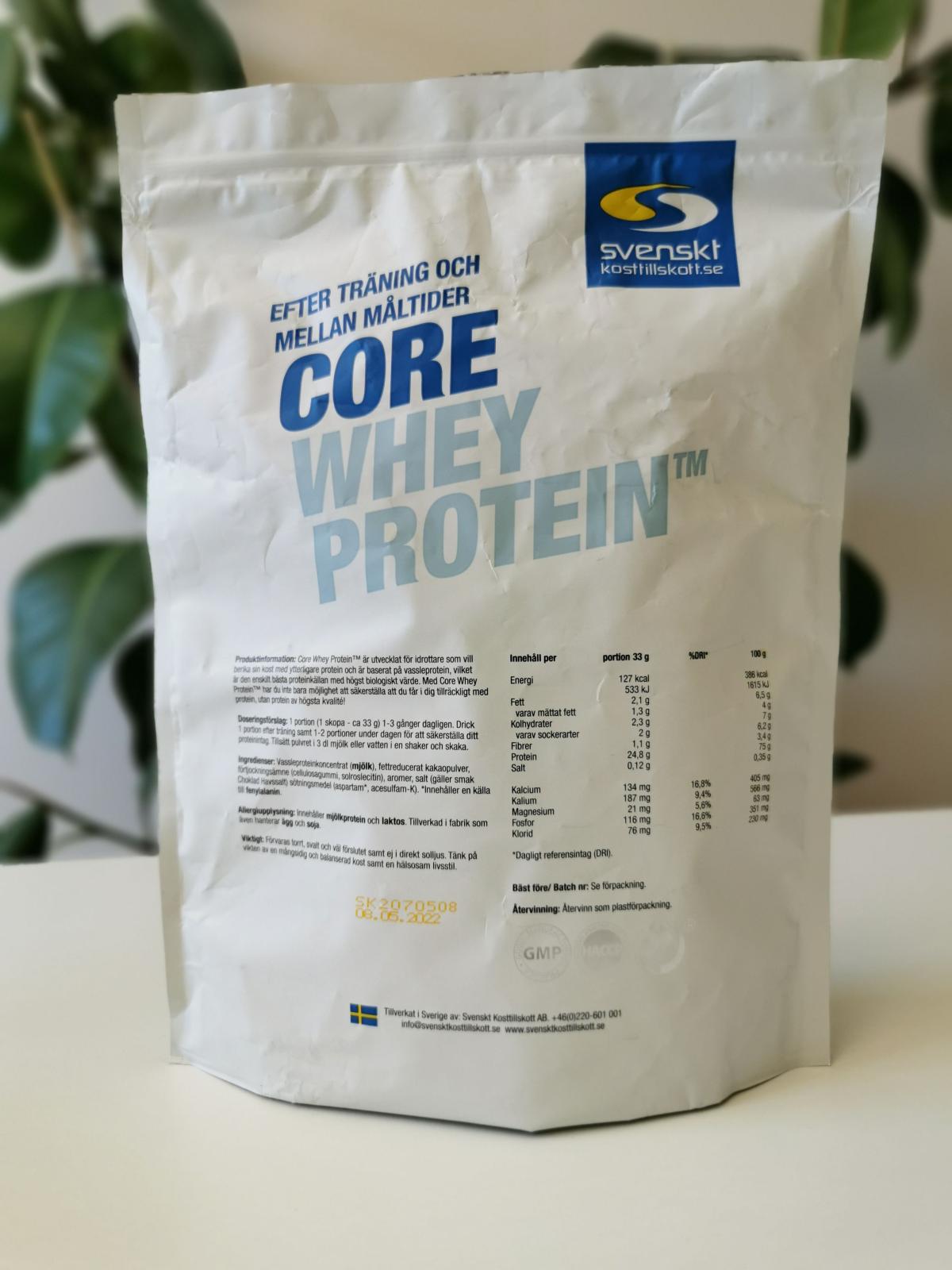 Baksida Core Whey Protein med näringstabell och ingredienser, fotograferat av oss