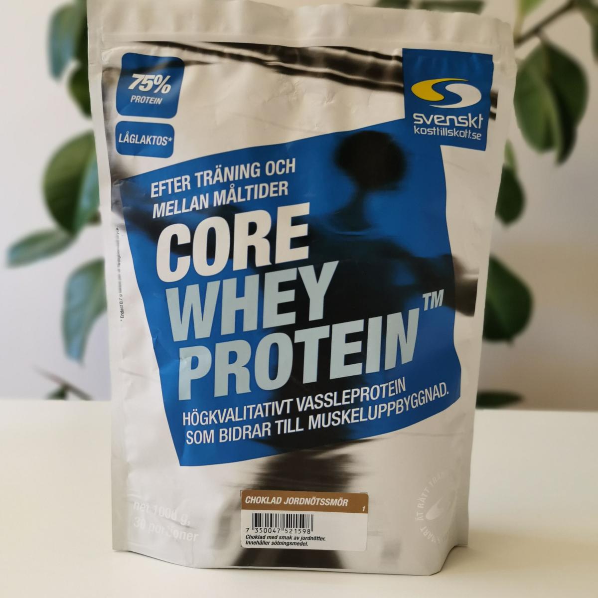 Core Whey Protein Choklad Jordnötssmör framsida i studioljus, foto av oss