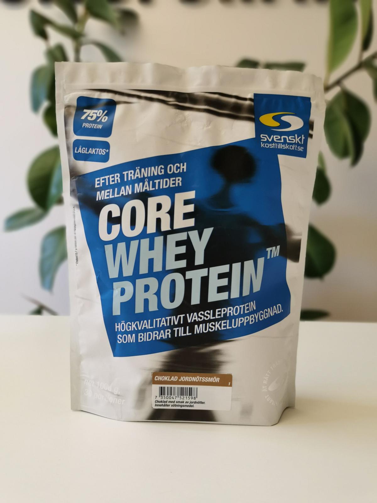 Core Whey Protein Choklad Jordnötssmör framsida i studioljus, foto av oss