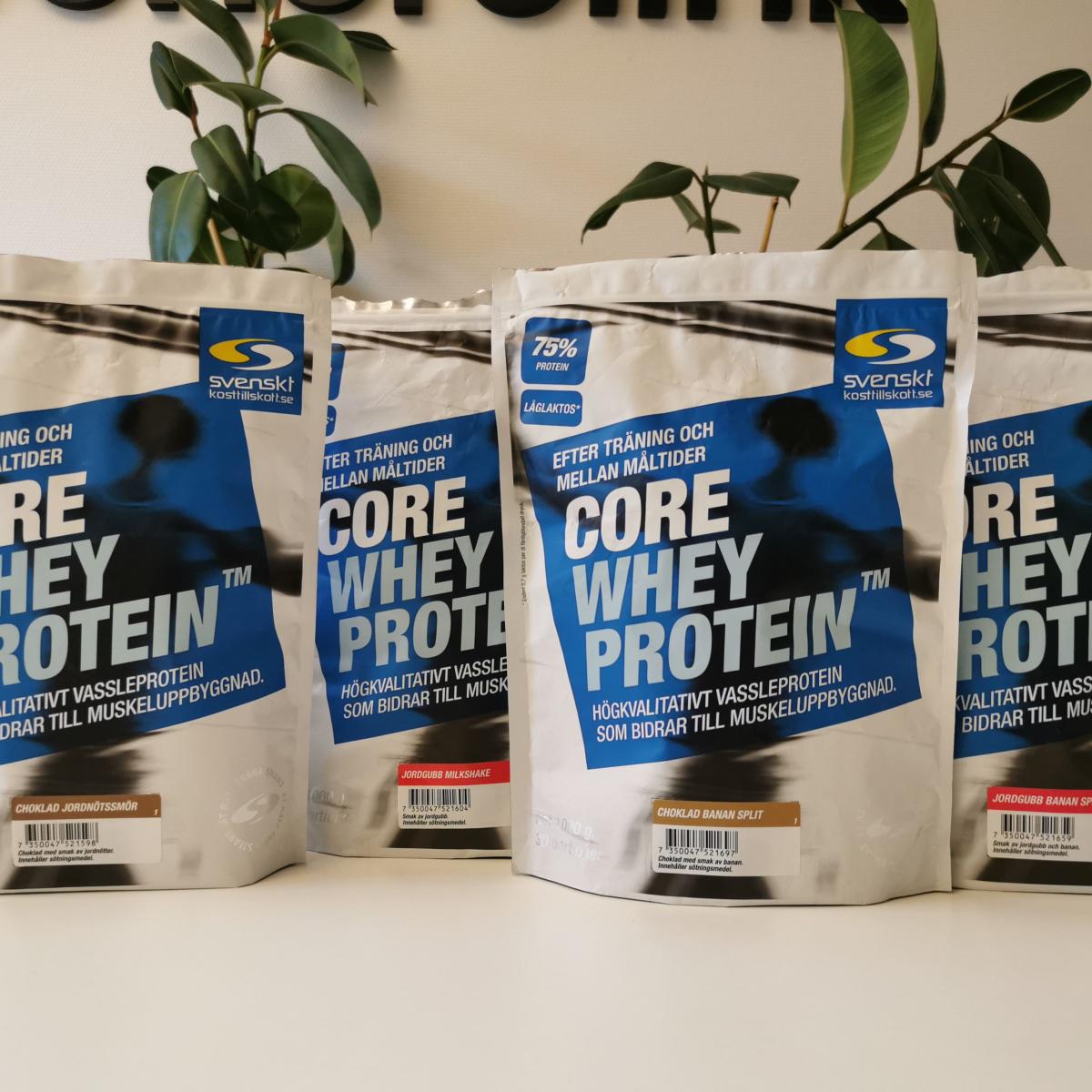 Fyra påsar Core Whey Protein i olika smaker på vårt bord, foto taget av oss