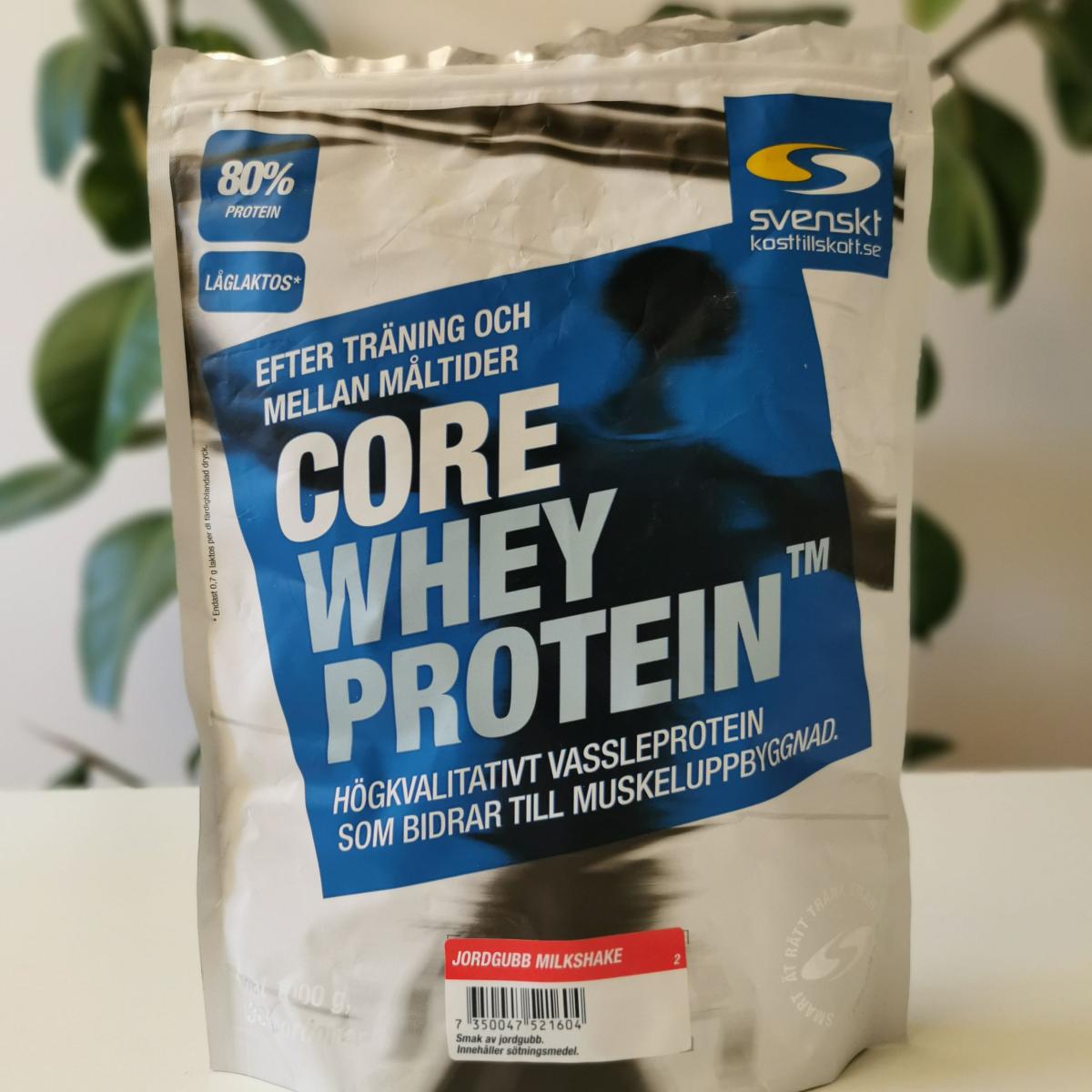 Core Whey Protein Jordgubb Milkshake närbild med 80 procent protein, vårt foto
