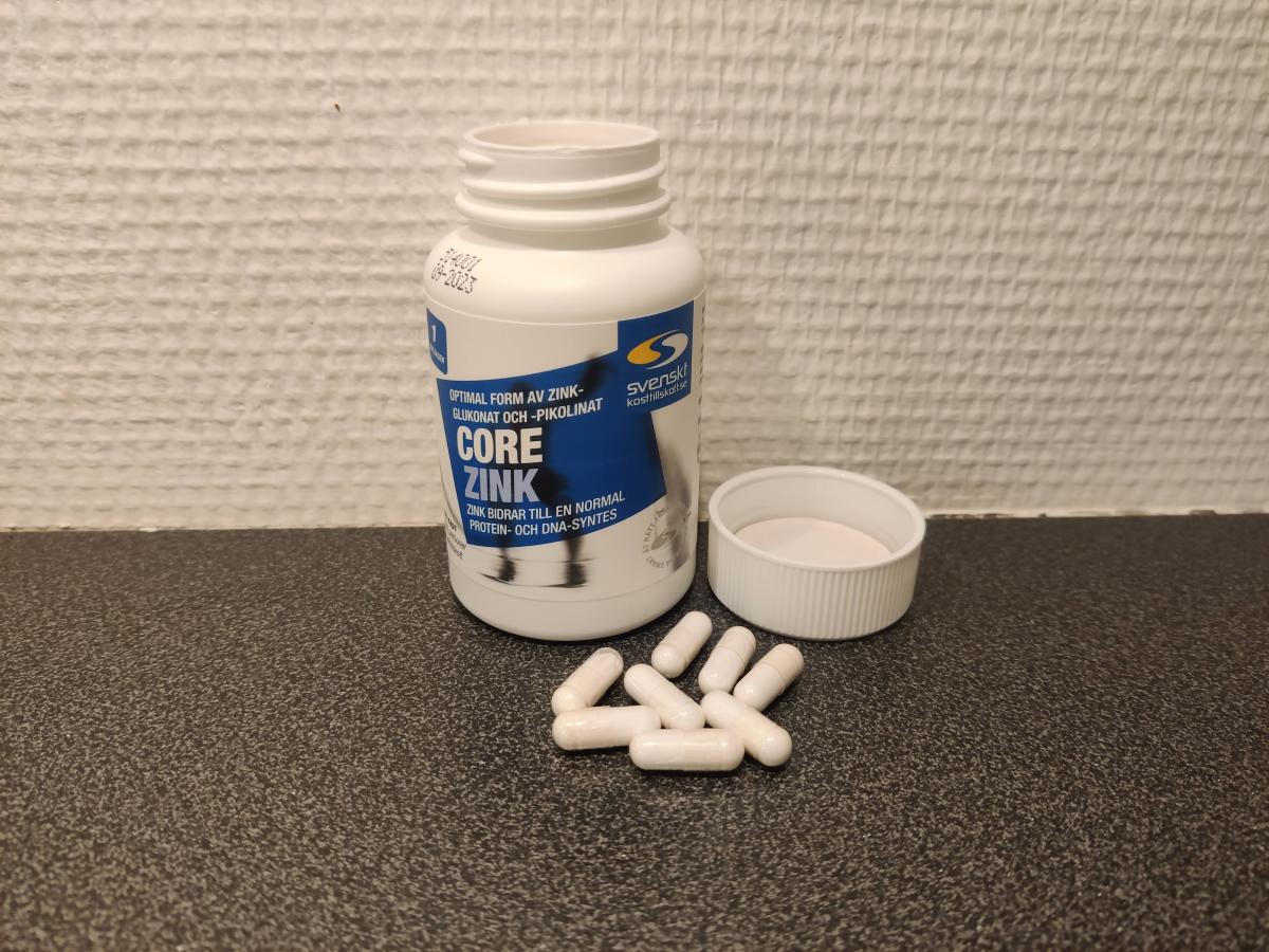 Core Zink öppnad burk med kapslar på köksbänken, fotograferad av oss under testet
