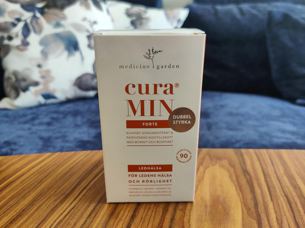 MedicineGarden CuraMIN-förpackning hemma på vårt soffbord, tagen av oss under testet
