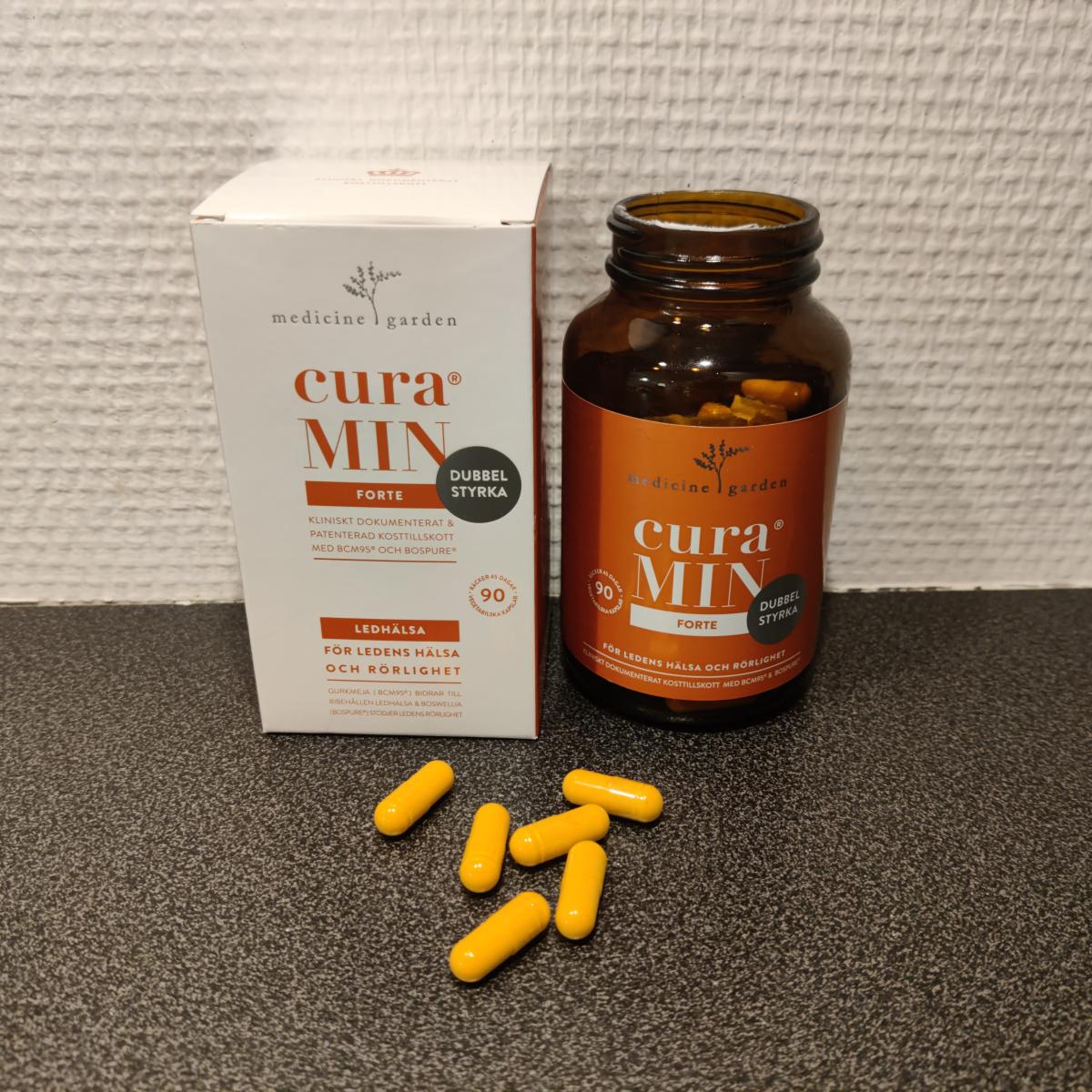 MedicineGarden CuraMIN med öppnad glasburk och kapslar, egen bild från testet