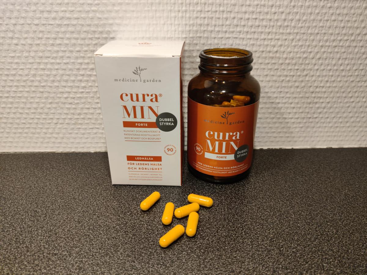 MedicineGarden CuraMIN med öppnad glasburk och kapslar, egen bild från testet