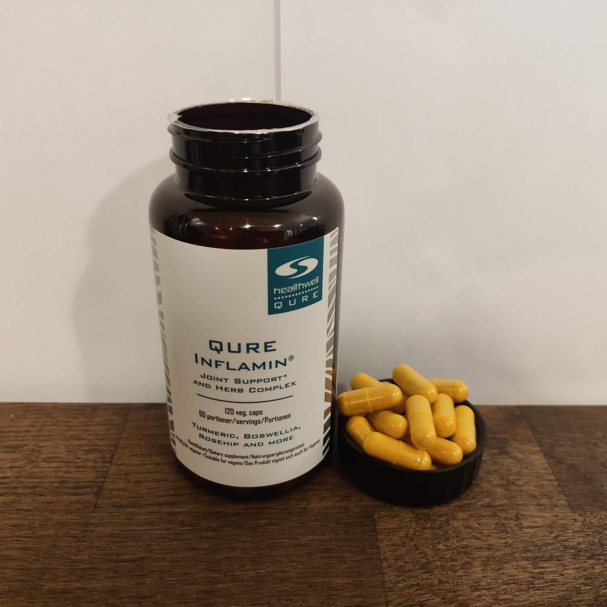 Inflamin Premium med dagens kapslar upplagda bredvid burken, fotad av oss