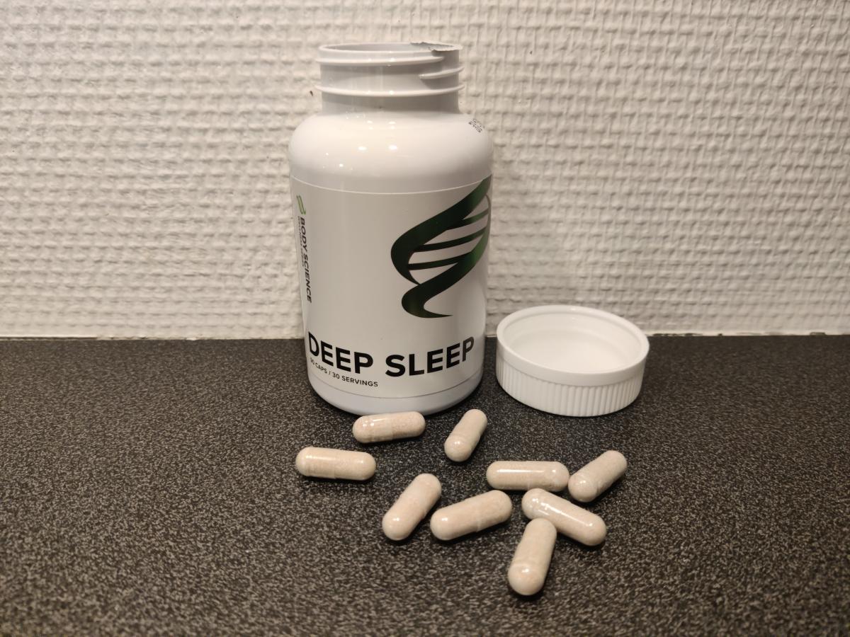Öppen Deep Sleep-burk med utspridda kapslar, från vårt långtest