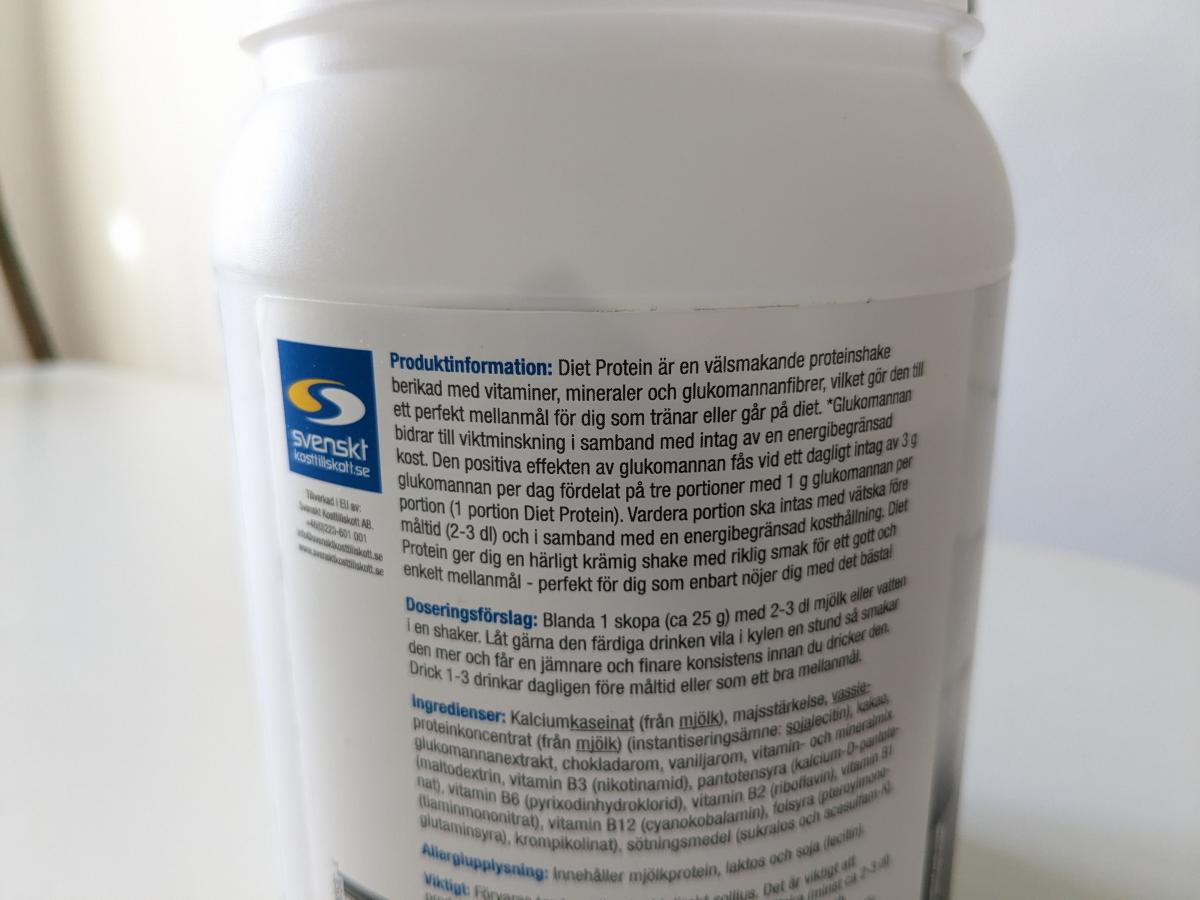 Diet Protein etikett med produktinformation och dosering, egen testbild