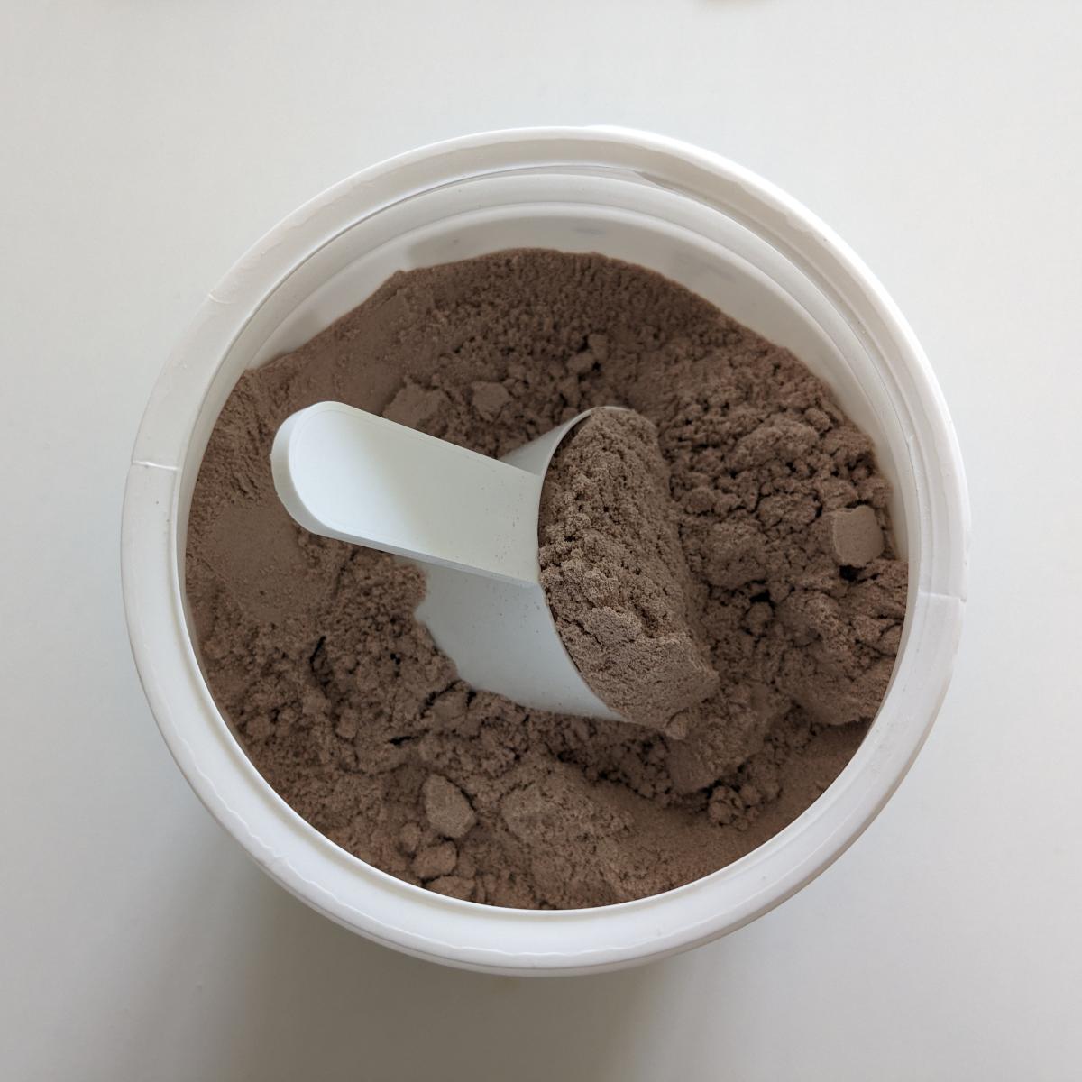 Diet Protein i öppnad burk med skopa, fotad av oss under testet