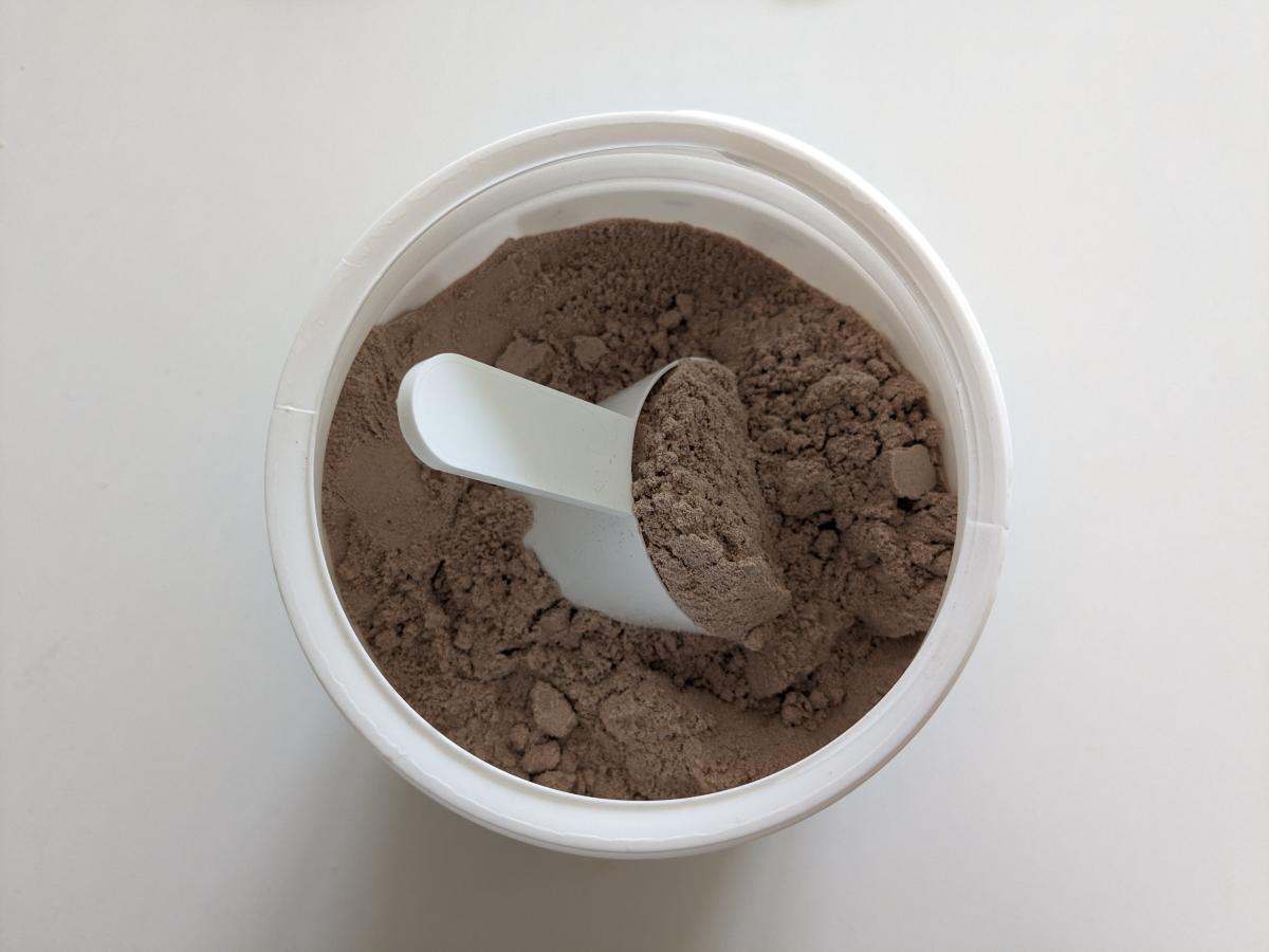 Diet Protein i öppnad burk med skopa, fotad av oss under testet
