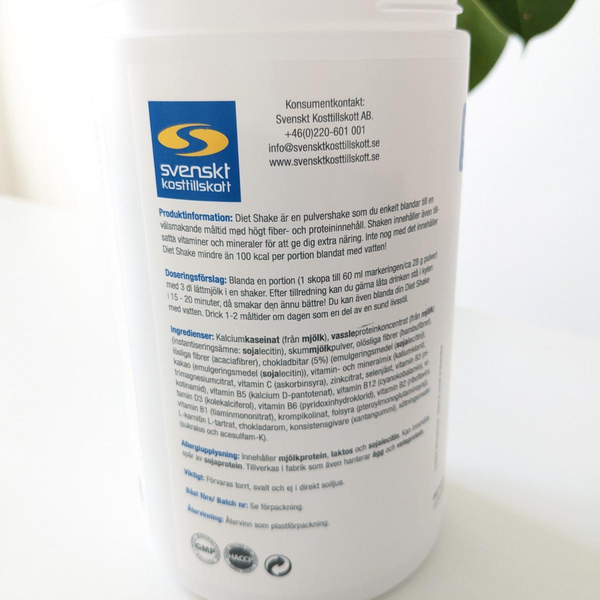 Baksida på Diet Shake med tydlig ingredienslista och bruksinfo, fotad av oss under testet