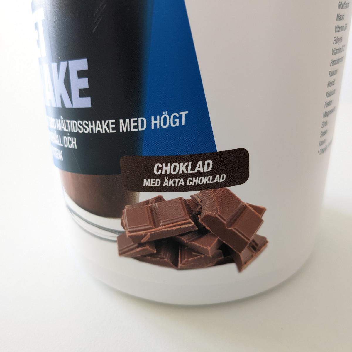 Närbild på etiketten för chokladsmaken med chokladbitar, fotad av oss under testet
