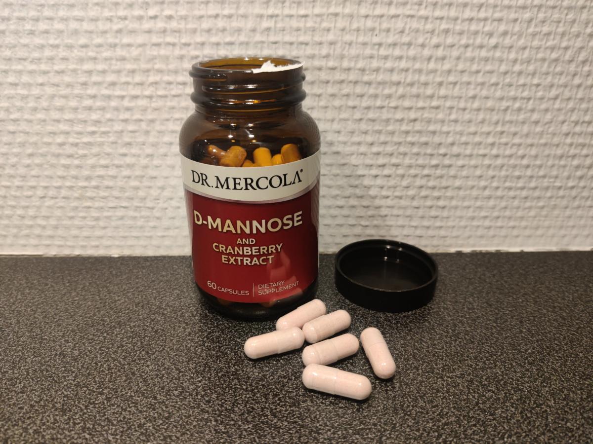 Dr Mercola D‑Mannose and Cranberry öppnad burk med kapslar framför, foto taget av oss under testet