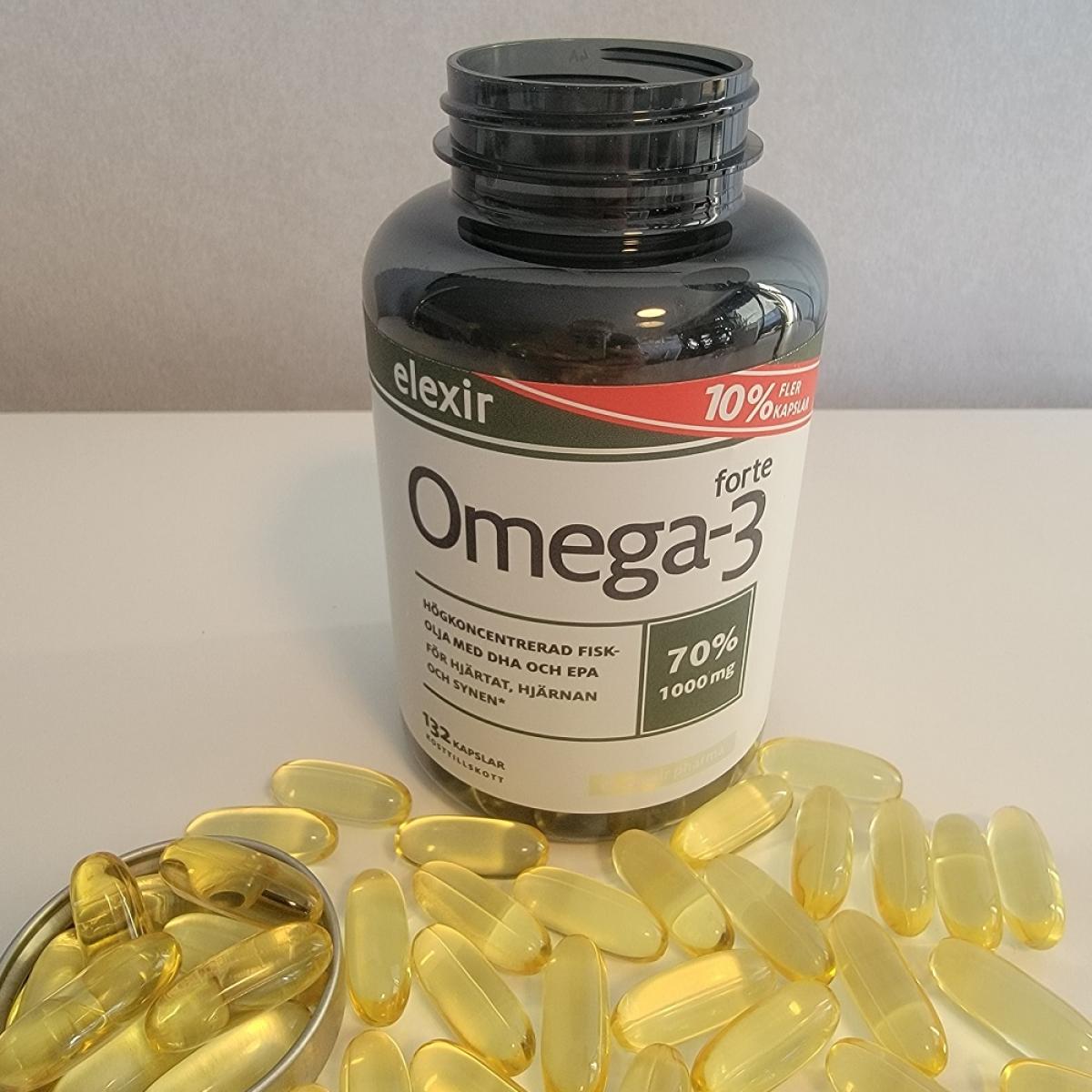 Öppen burk ovanifrån med jämnt fyllda kapslar av Elexir Omega-3 Forte, fotograferad i vårt långtest