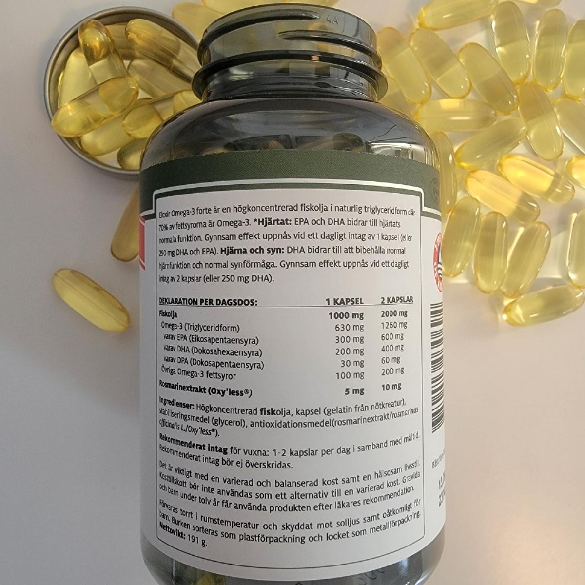 Baksida med doseringstext och kapslar runt burken för Elexir Omega-3 Forte, taget av oss