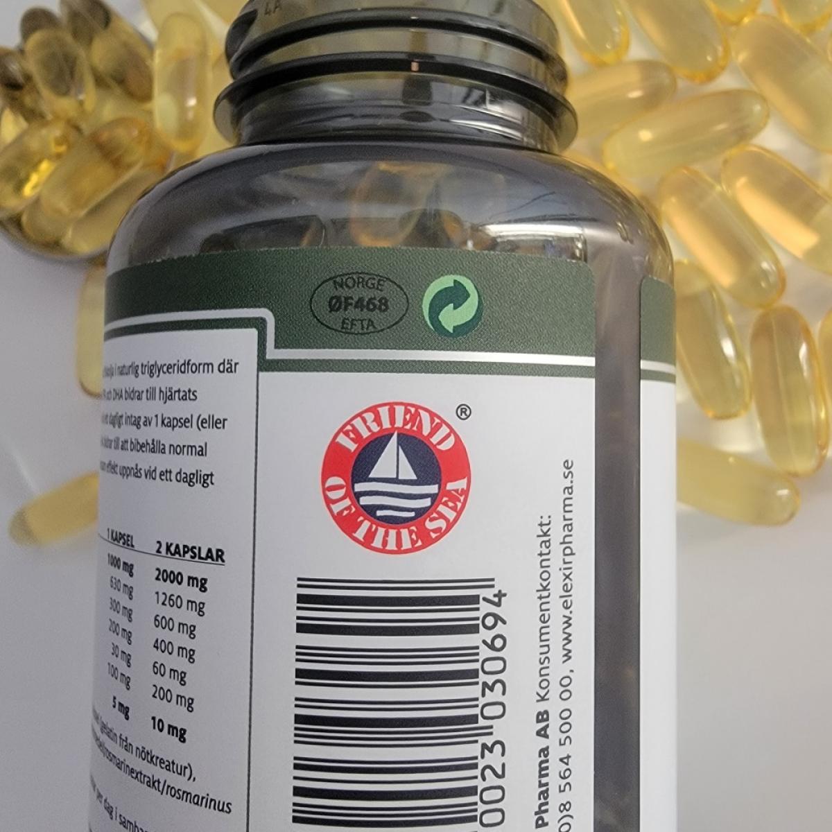 Närbild av innehållsdeklaration på Elexir Omega-3 Forte med EPA och DHA, fotograferad av vårt team
