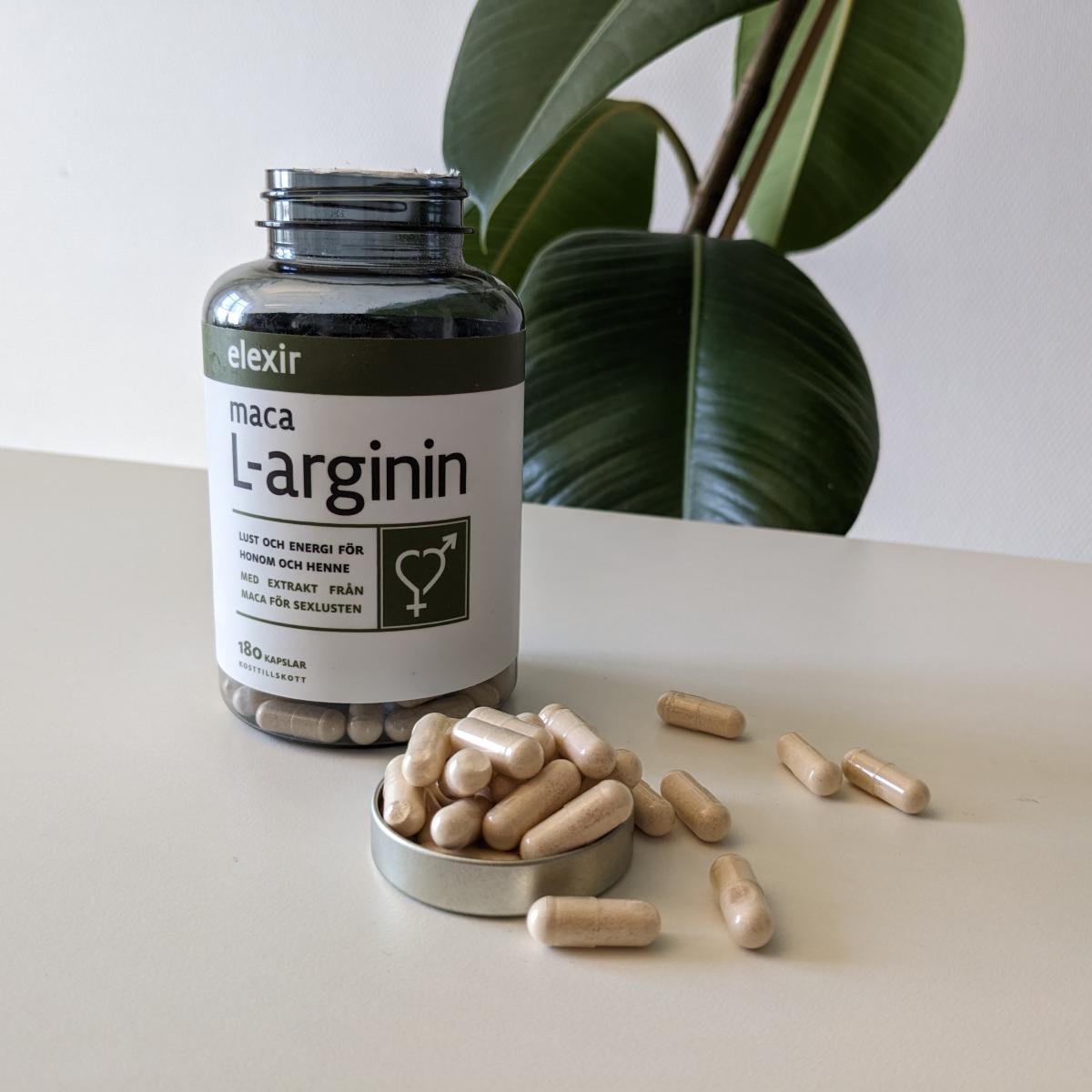 Elexir Pharma Maca L-arginin med kapslar på bordet, fotad av oss under testet