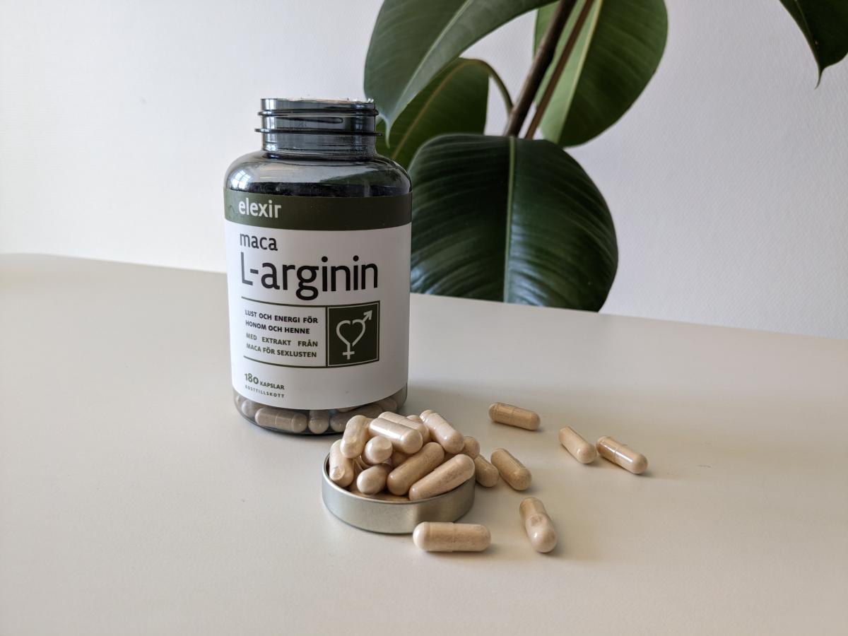 Elexir Pharma Maca L-arginin med kapslar på bordet, fotad av oss under testet
