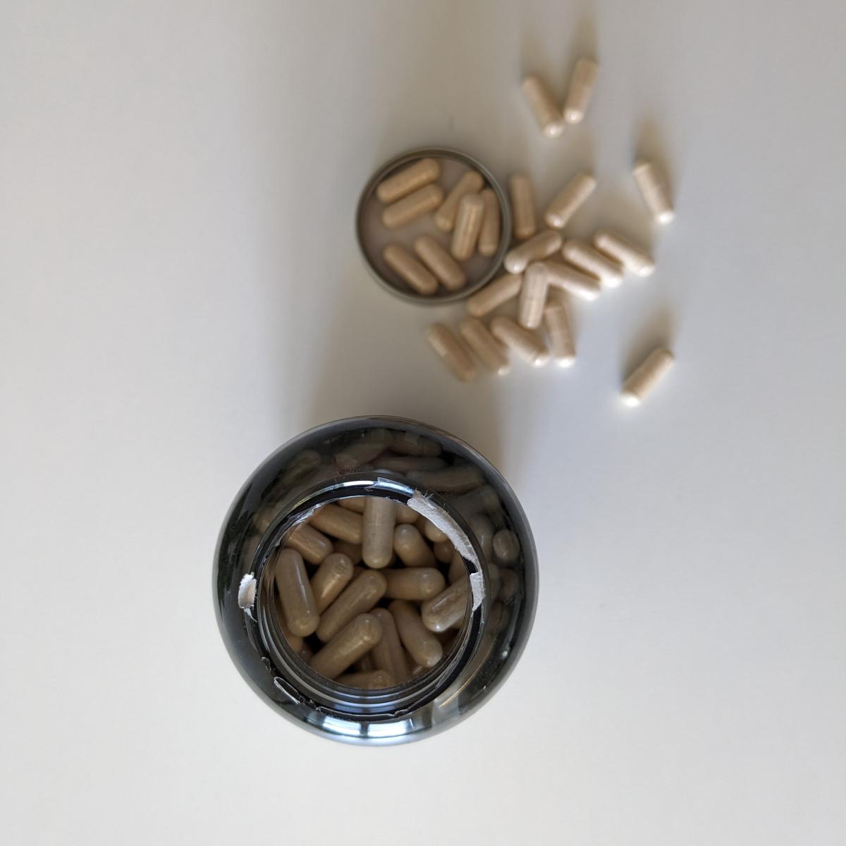 Öppnad burk sedd ovanifrån med kapslar utspridda, foto från vår femveckorsgenomgång