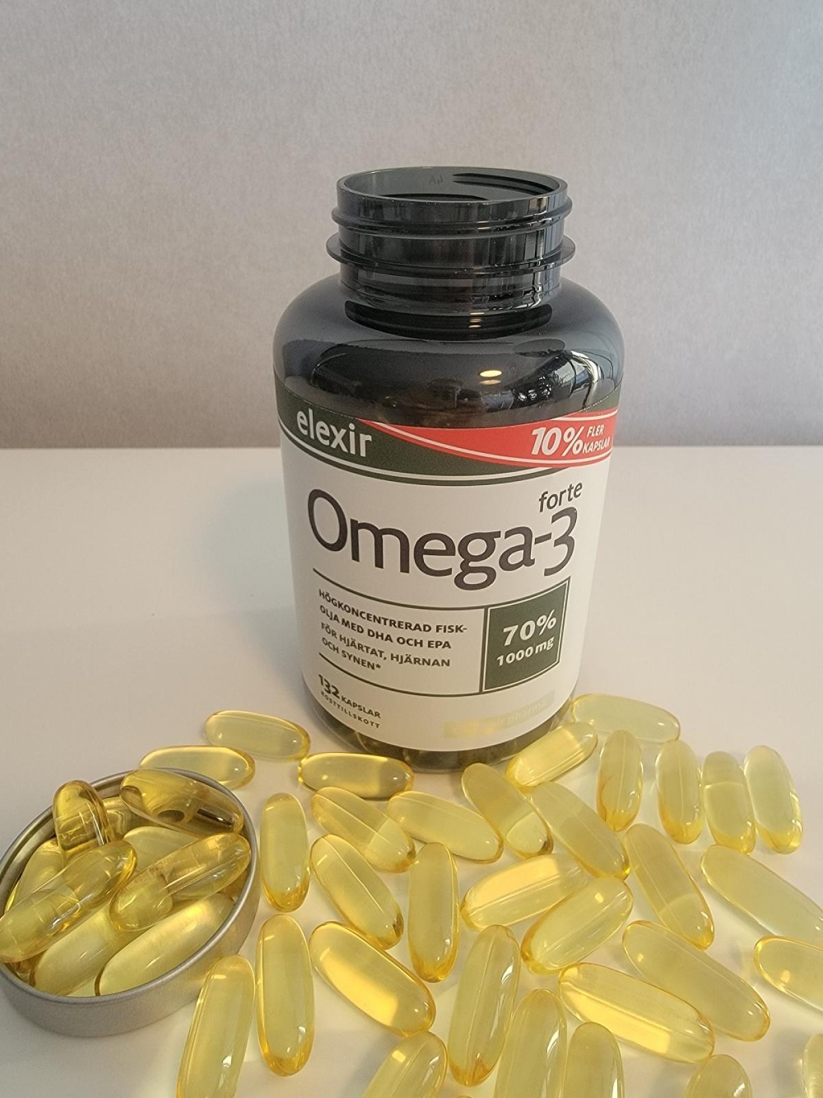 Elexir Pharma Omega-3 Forte burk med kapslar på bordet, egen testbild