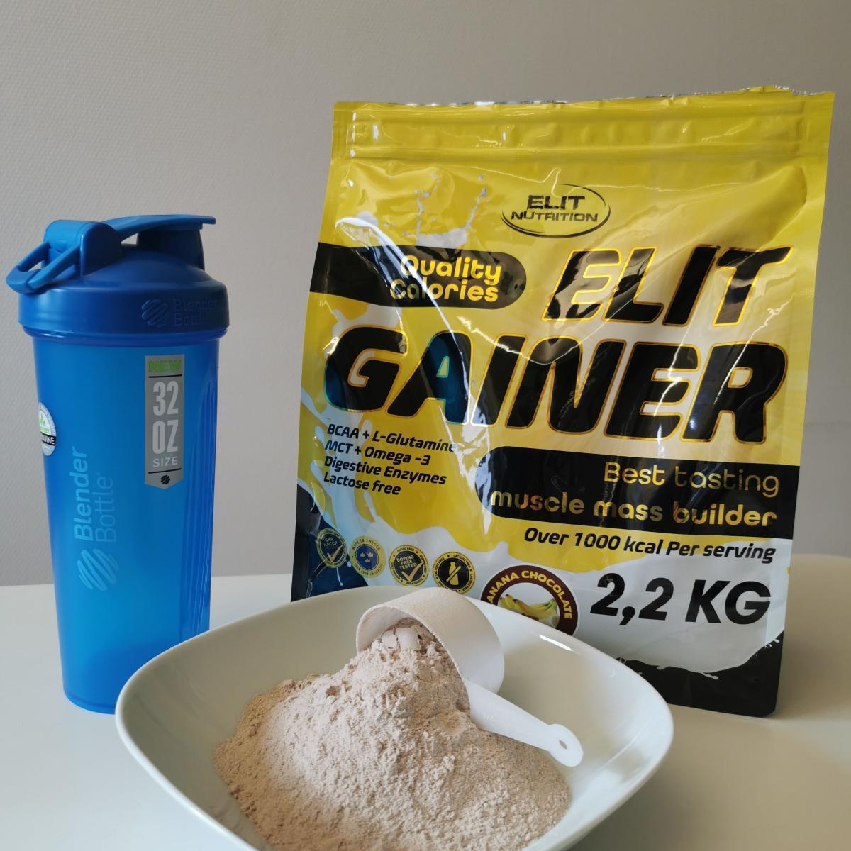 Shaker skopa och Elit Gainer redo för blandning på vårt skrivbord