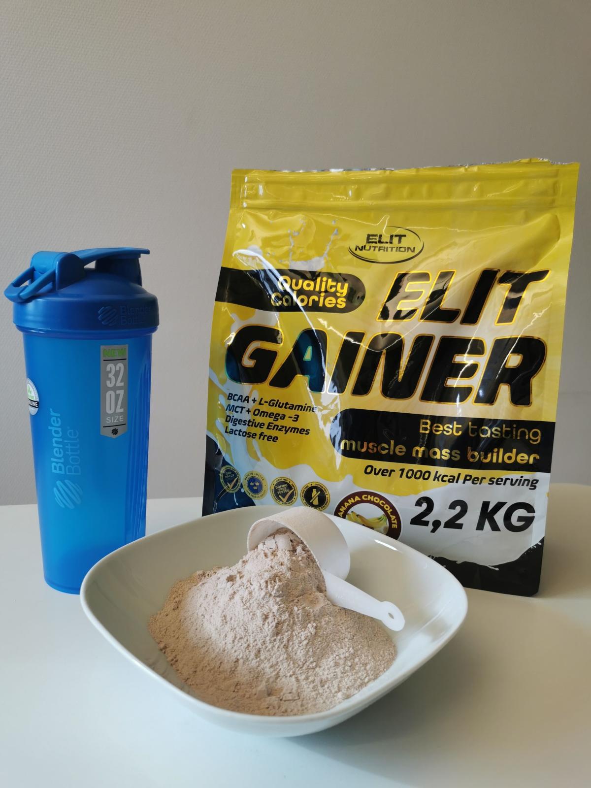 Shaker skopa och Elit Gainer redo för blandning på vårt skrivbord