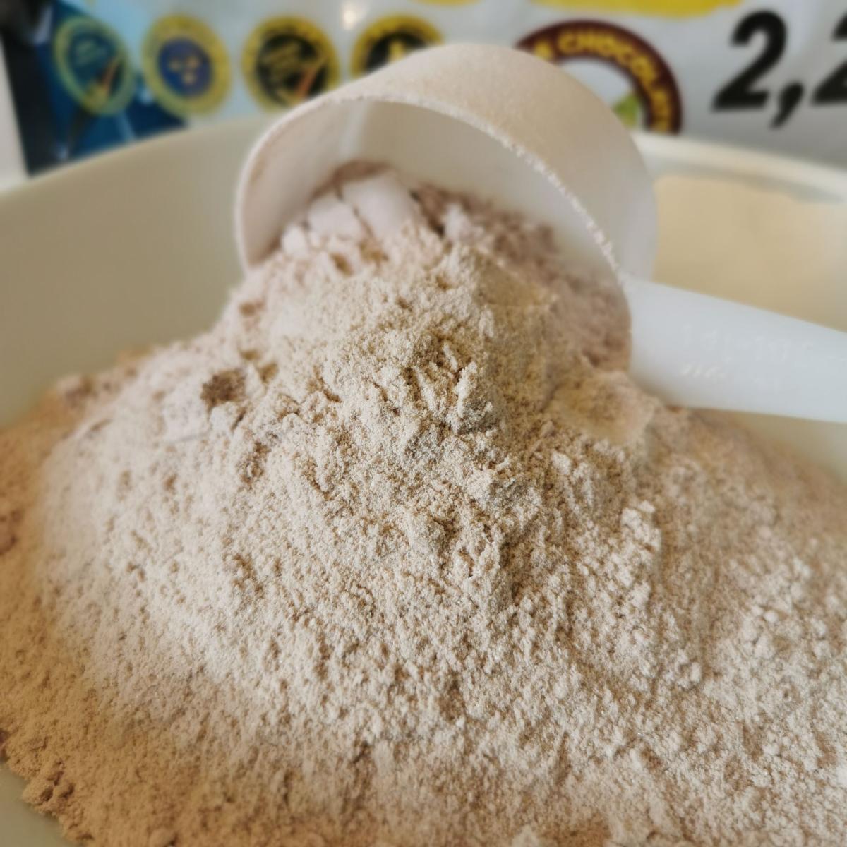 Närbild på det finmalda pulvret i skopan från vår provblandning