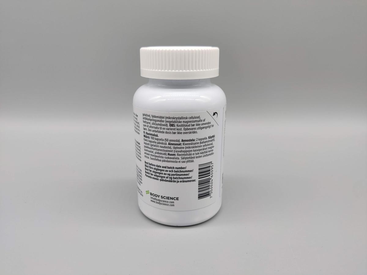 Detalj av etiketten med batchnummer och streckkod på Body Science Kalium