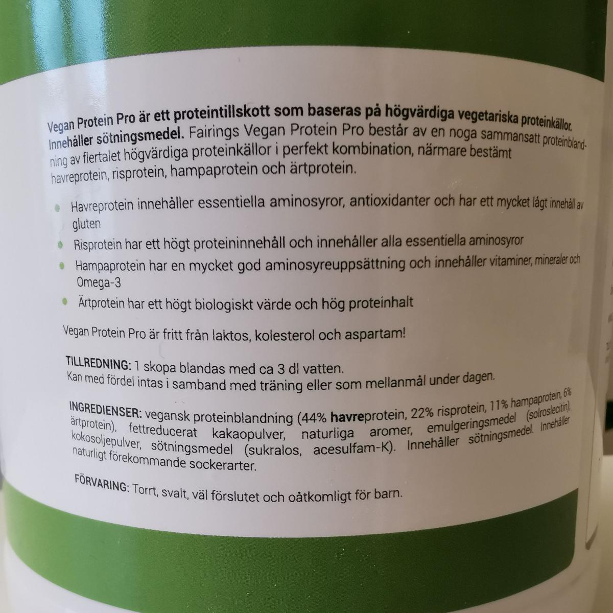 Pulver i skopa och skål framför burken i dagsljus