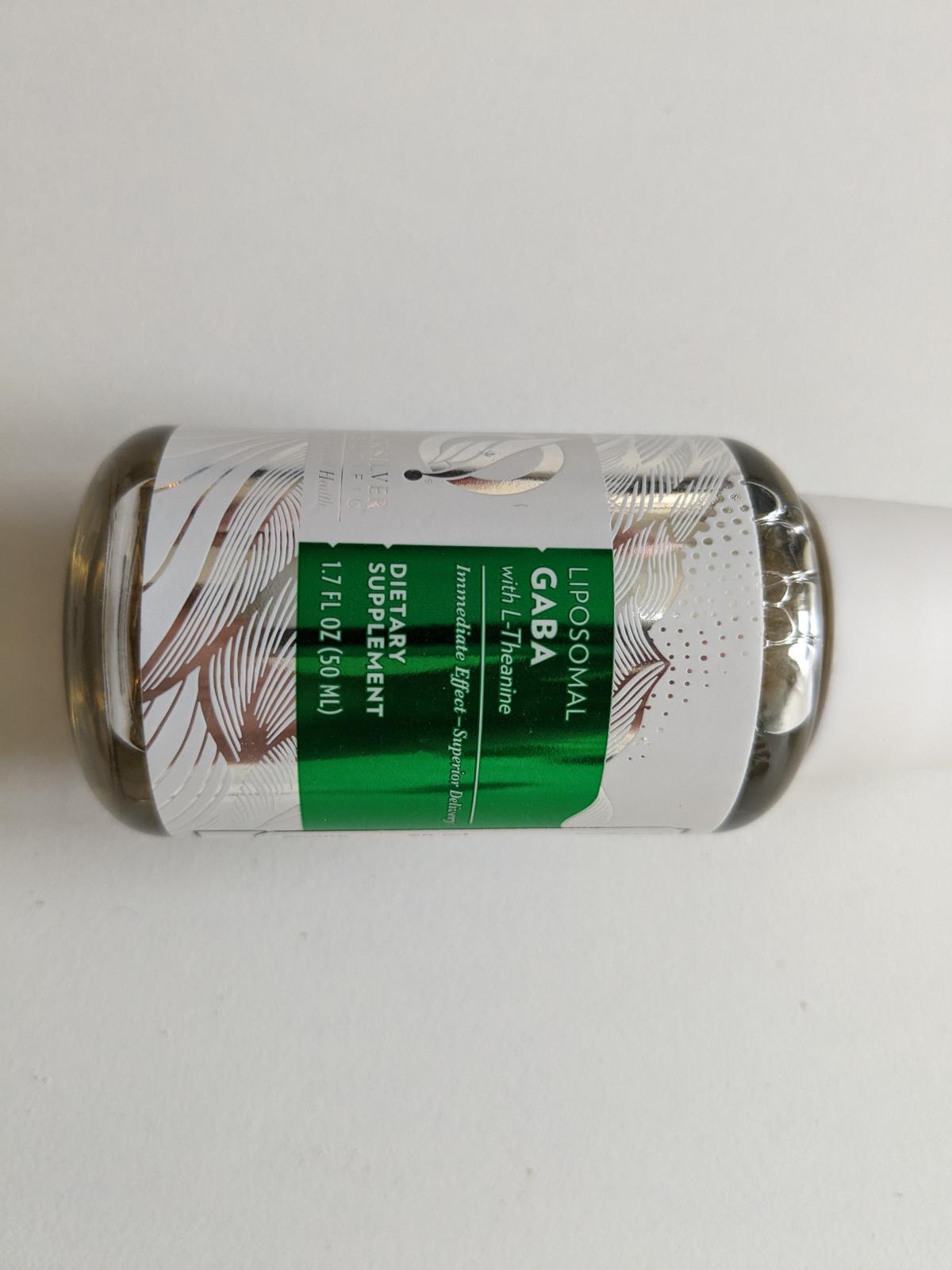 Flaskan liggande mot vit bakgrund, Liposomal GABA + L-teanin, eget foto