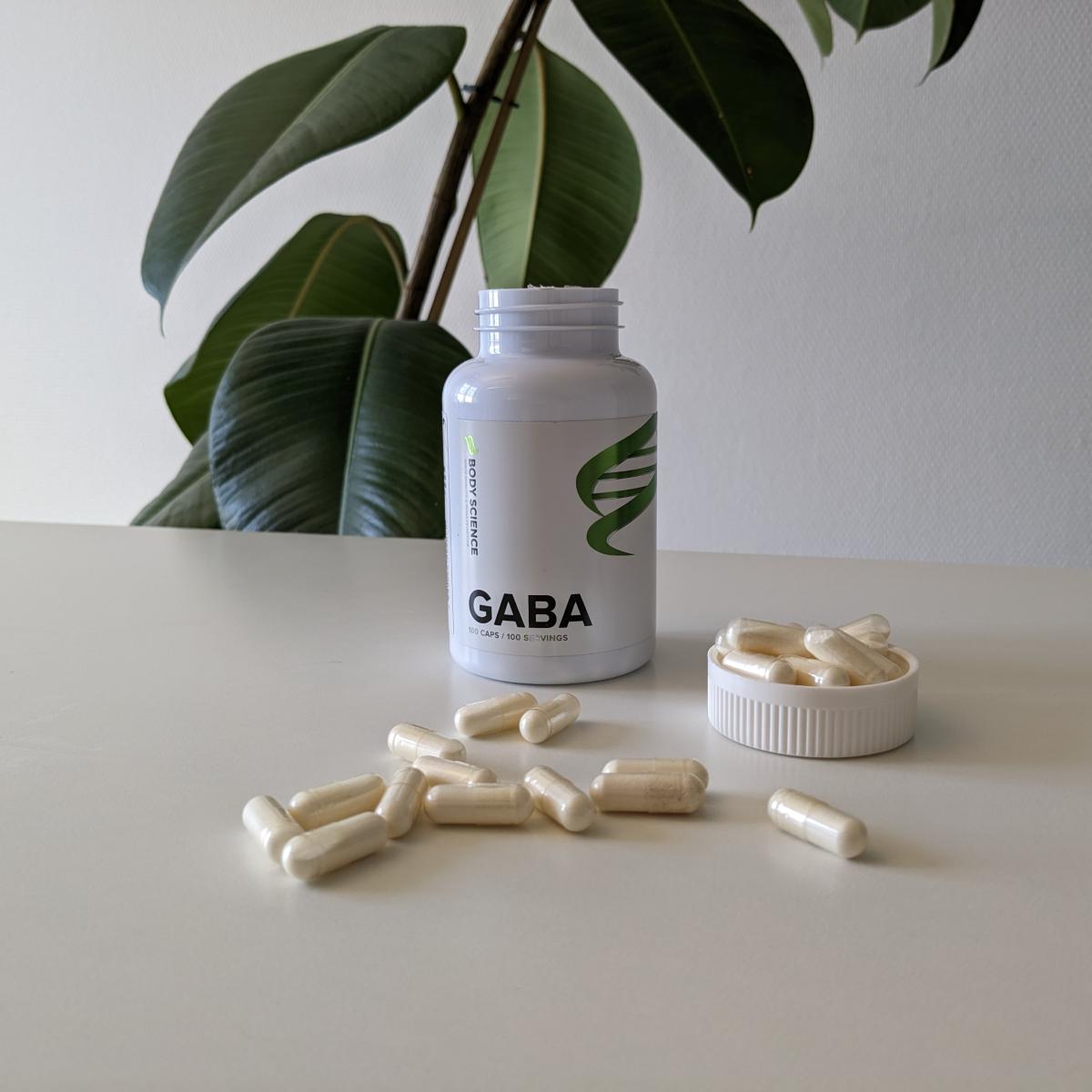 Vår egen bild av Body Science GABA 500 med öppnad burk och kapslar i dagsljus
